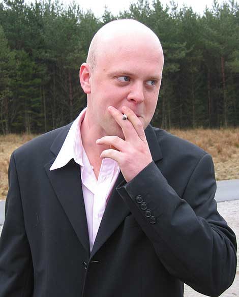 Bogafjell - Fallom, 29.04.2003. Lagleder Thomas Hagen stilte med dress for anledningen.